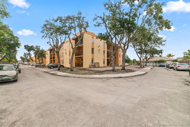 525 W 69th Street 306, Hialeah, FL 33014
