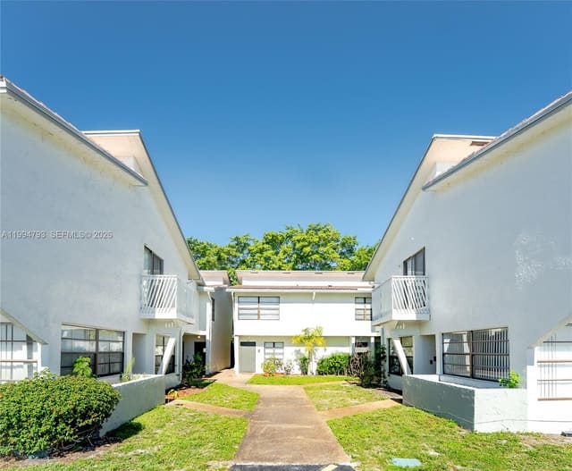 2570 Coral Springs Drive 2570, Palm Springs Village Cond, Coral Springs, FL