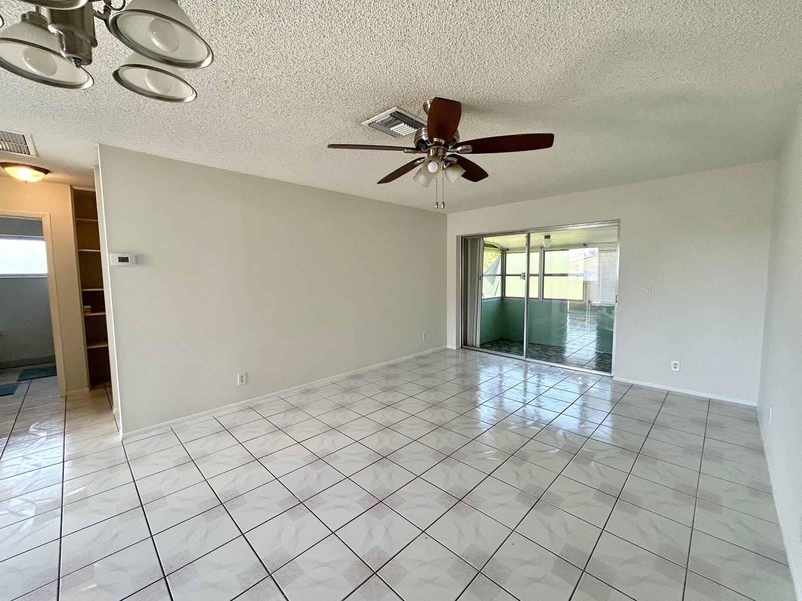 2911 Ashley Dr W J — photo 7