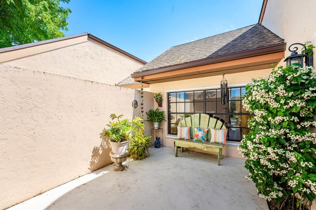 5202 Tarregon Lane, sold in Cinnamon 1, Palm Beach Gardens, FL