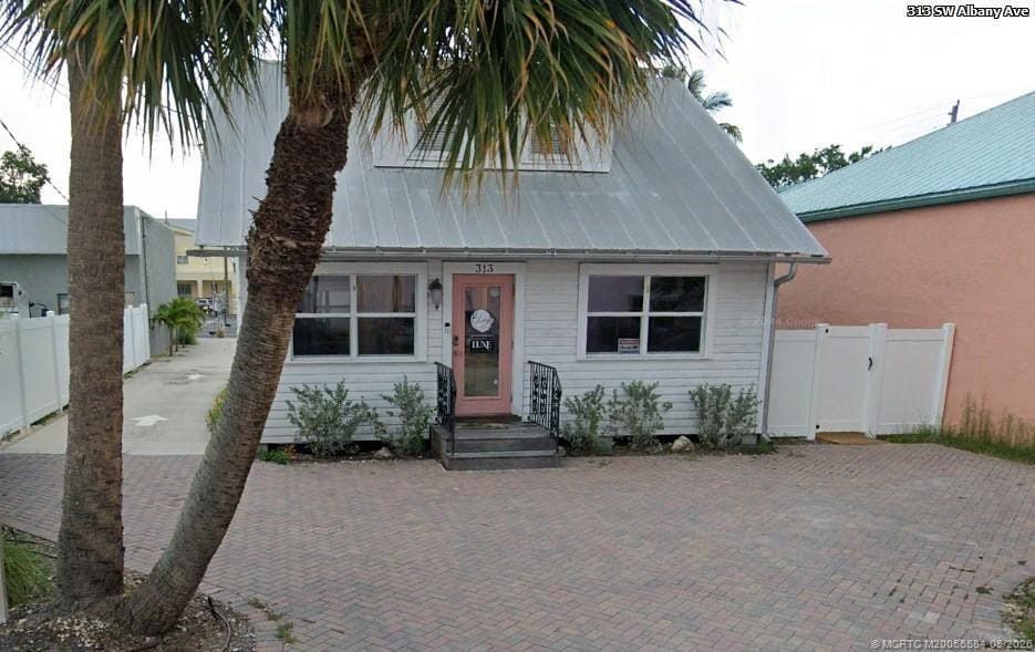313 SW Albany Avenue, Stuart, FL 34994