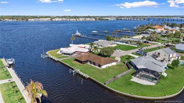 2086 SW Gull Harbor Lane, Palm City, FL 34990
