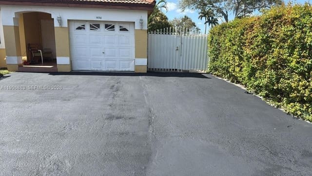 19712 NW 82nd Place, Hialeah, FL 33015