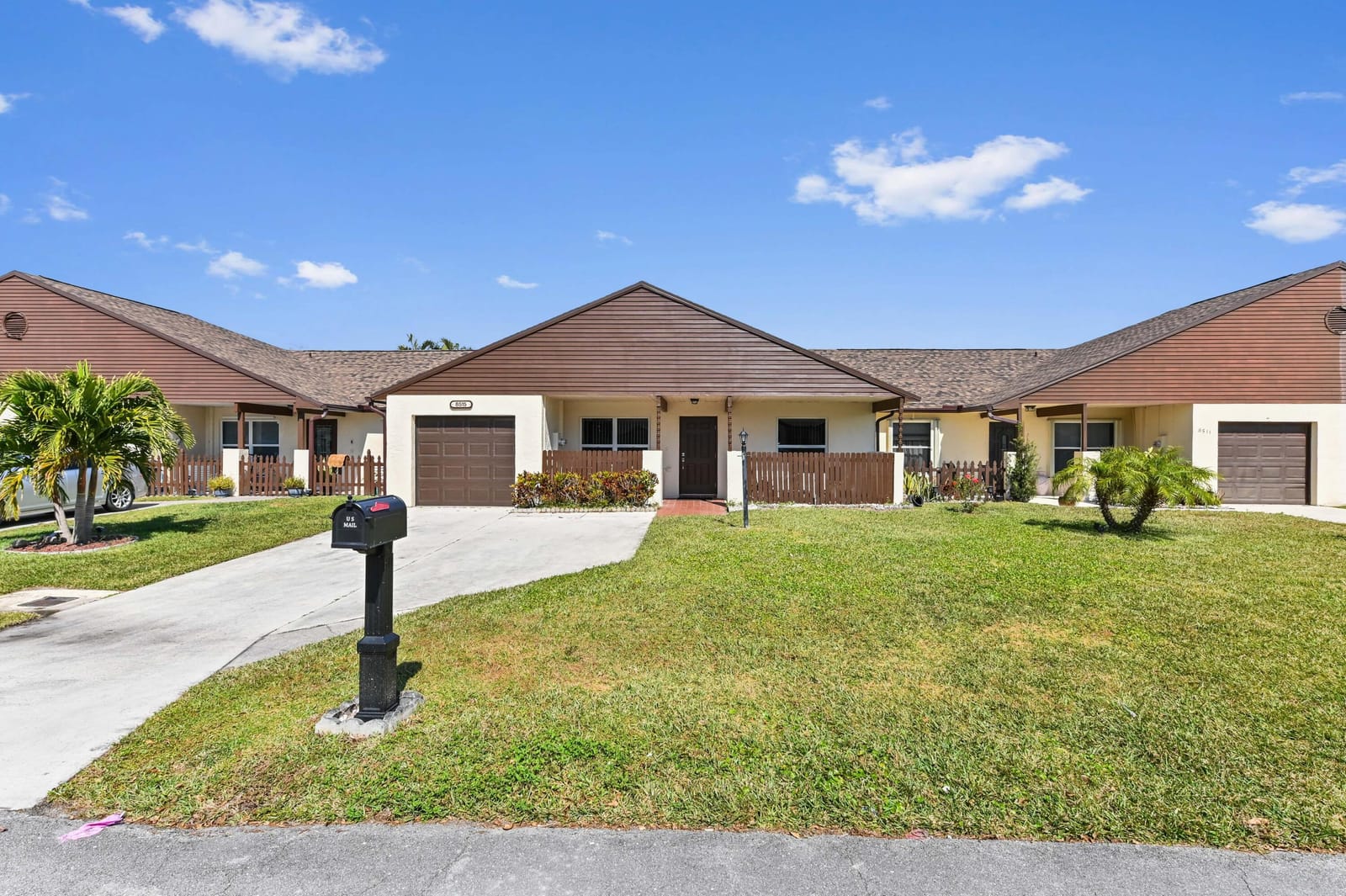 8515 Lake Point Court, Lake Worth, FL 33467 photo 2
