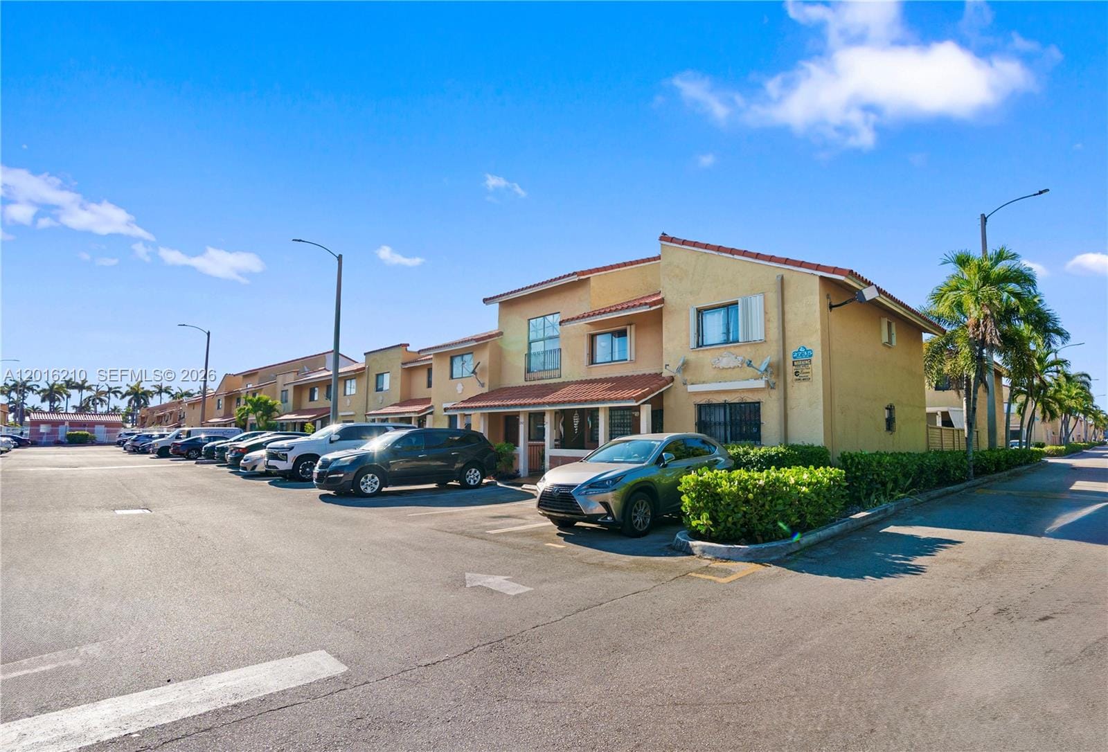 2735 W 60th Place 204, Hialeah, FL 33016 photo 2