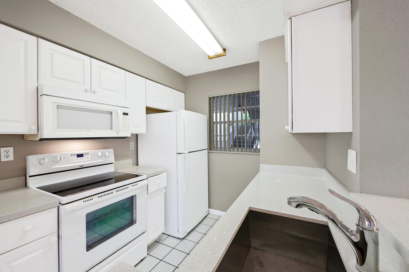 2861 N Oakland Forest Drive 202 — photo 2