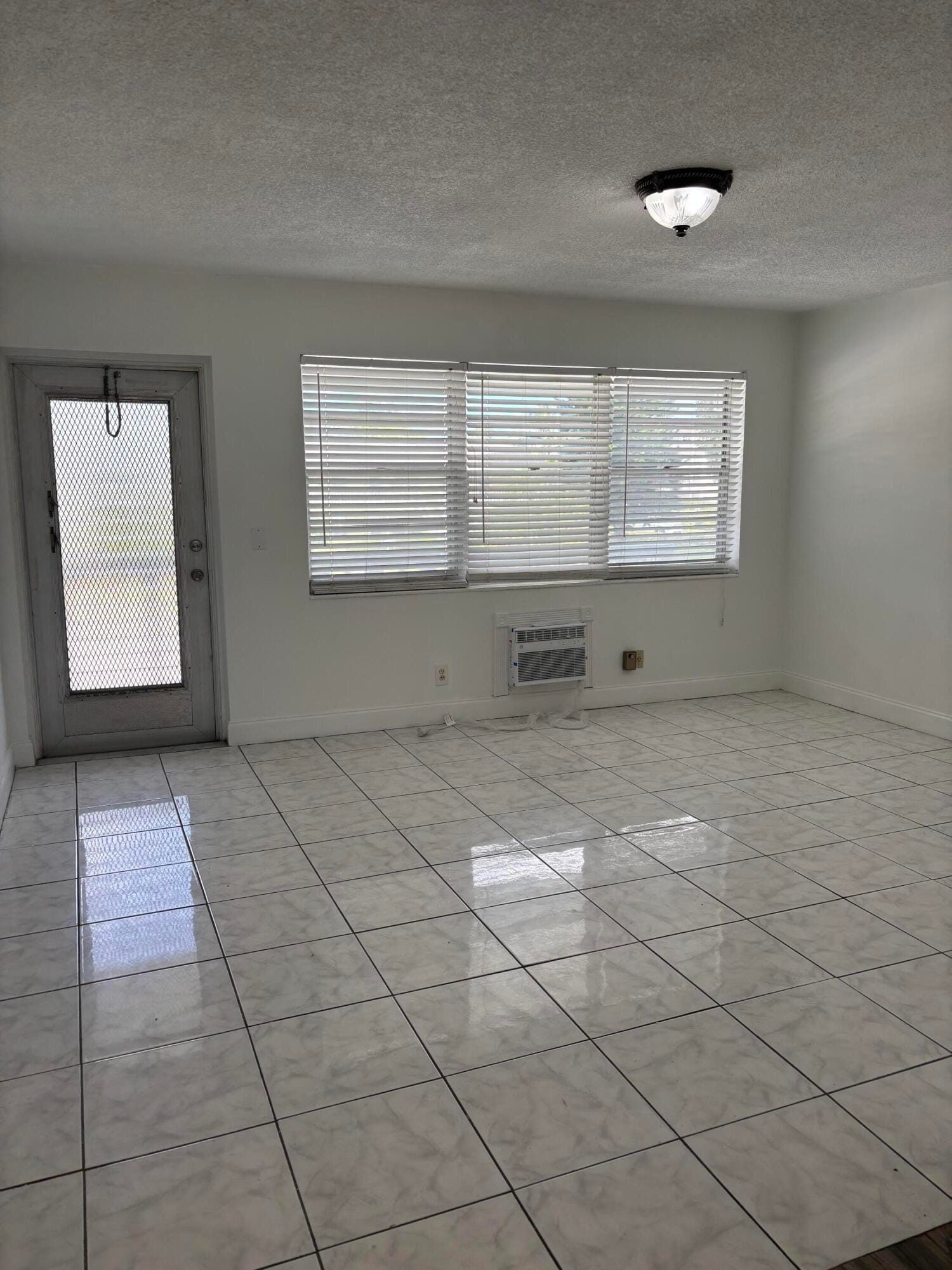 218 Windsor J — photo 2