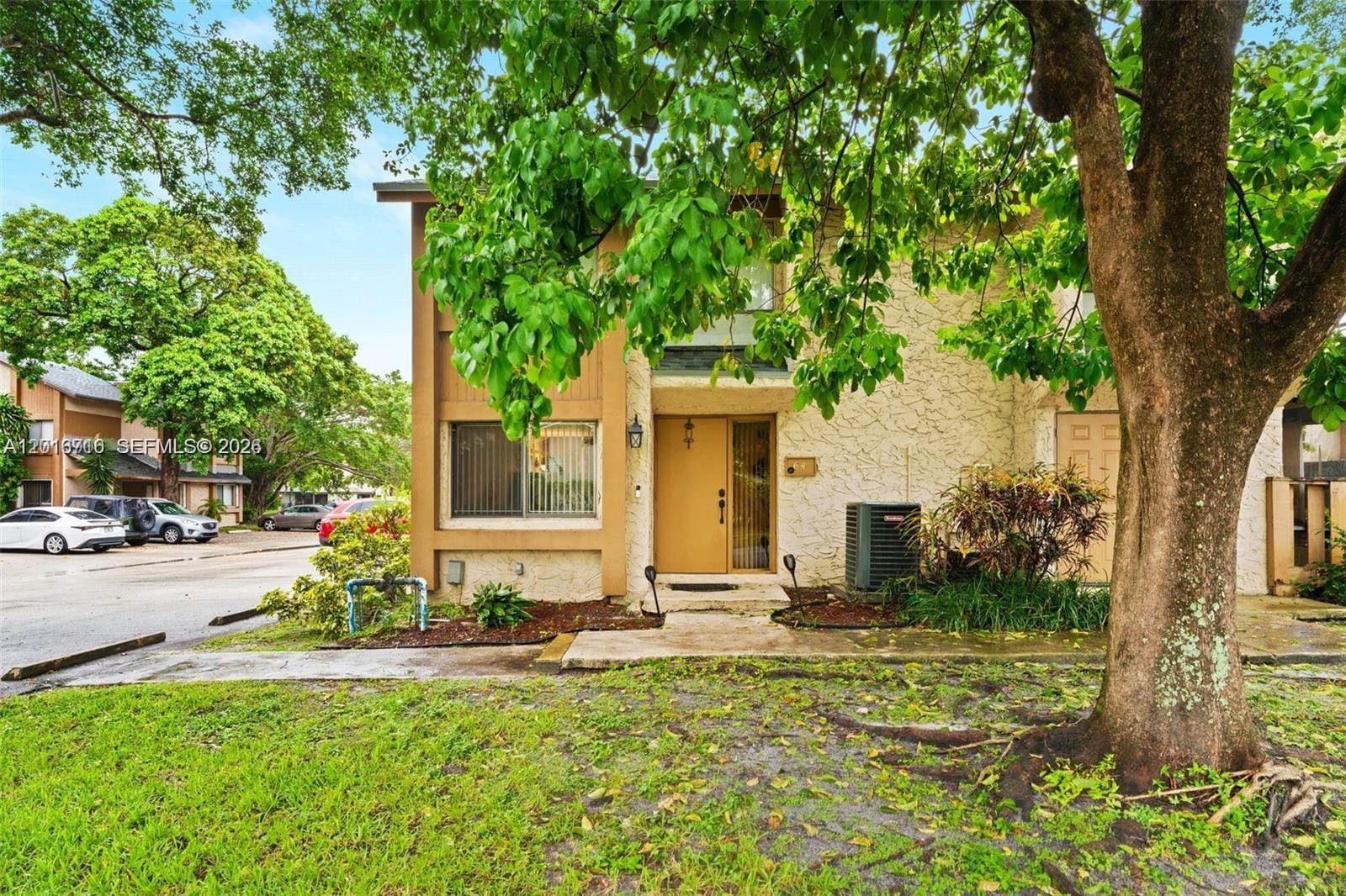 64 Wimbledon Lake Drive 64, Plantation, FL 33324 photo 2