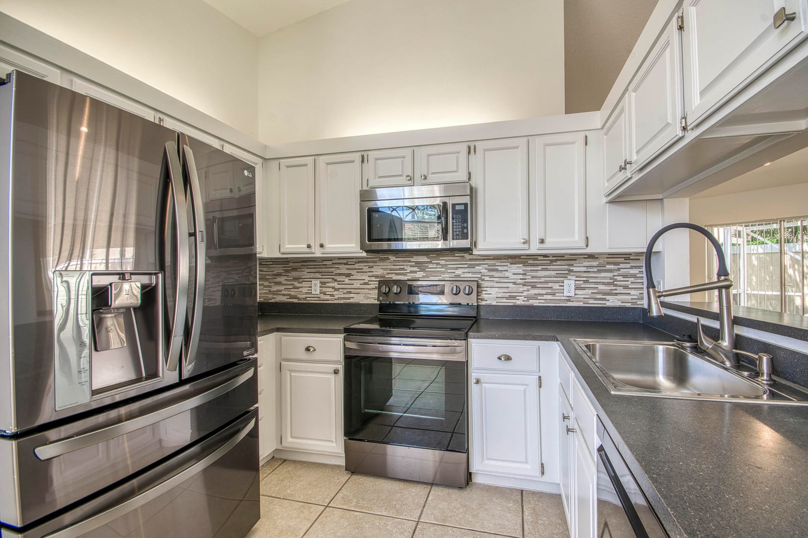 252 Moccasin Trail W — photo 2