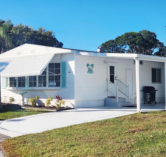 10 SE La Mesa, Port St. Lucie, FL 34952