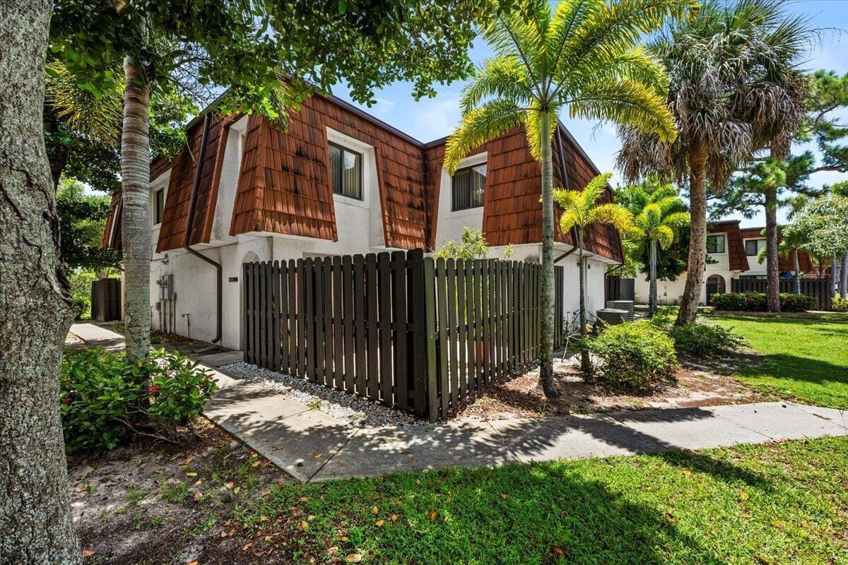 2220 White Pine Circle B, Greenacres, FL 33415 photo 2