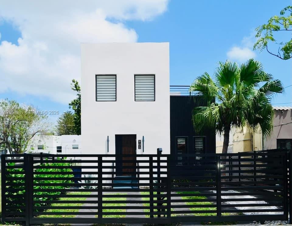 905 SW 13th Court 905 — photo 1