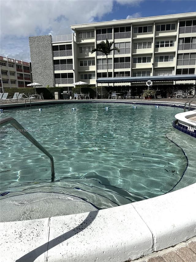 410 SE 2nd Street 415, Hallandale Beach, FL 33009