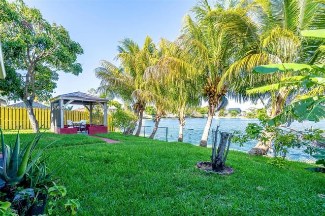 1001 SW 100th Terrace, Pembroke Pines, FL 33025