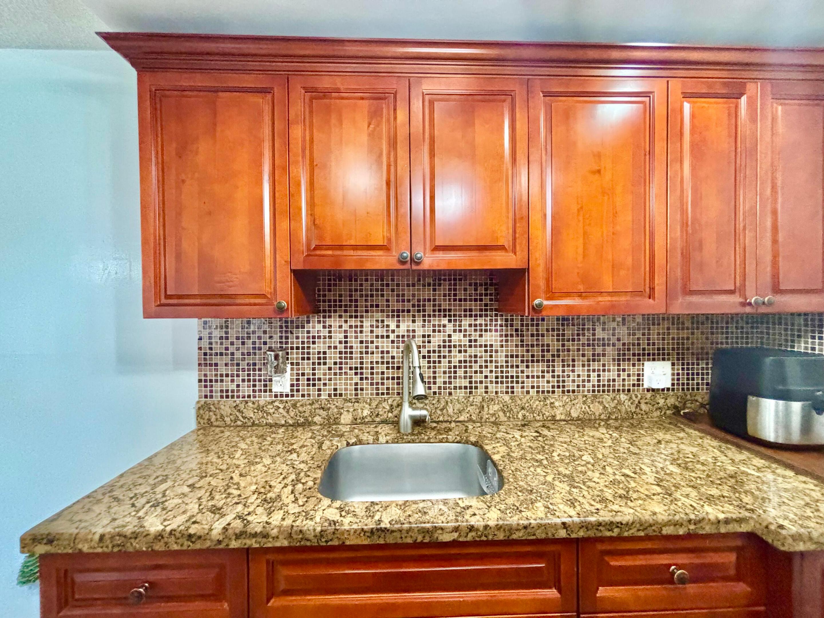 203 Farnham I — photo 12
