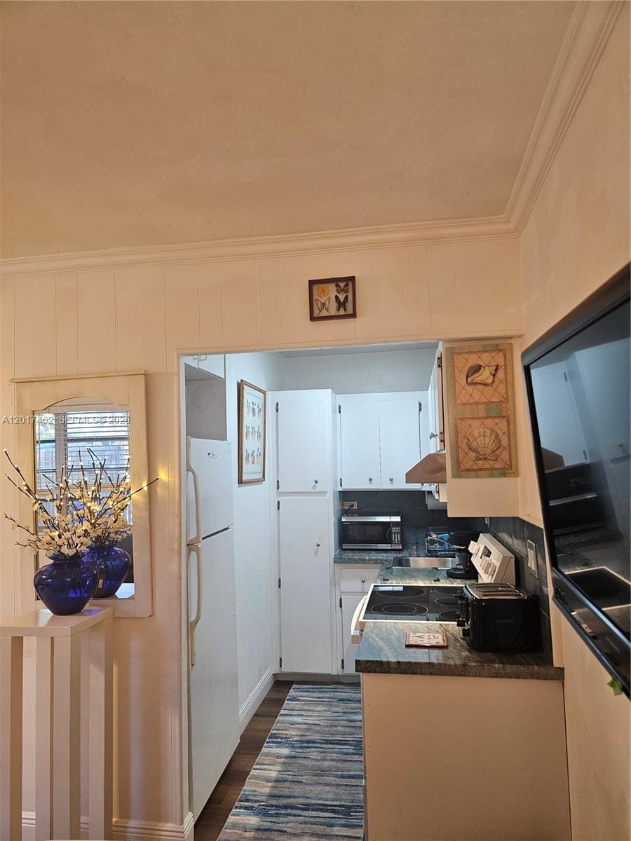 325 Fernwood Road 10 — photo 6
