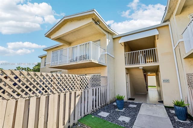4520 NW 79th Avenue 2D, Doral Gardens, Doral, FL