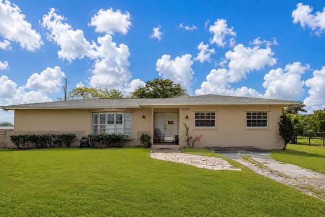 1009 NE 18th Street, Belle Glade, FL 33430