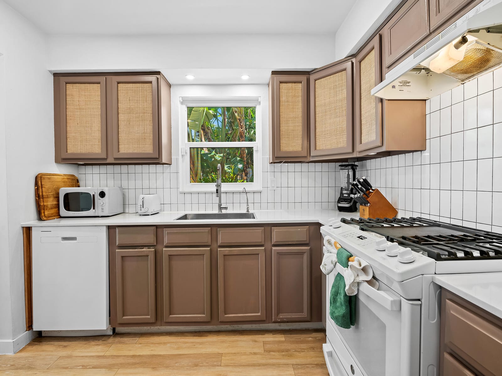 1521 NE 40th Court, Oakland Park, FL 33334 photo 8