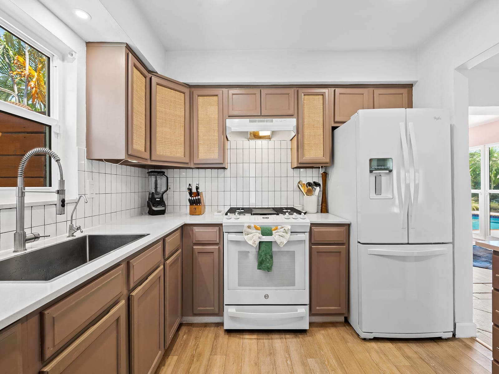 1521 NE 40th Court, Oakland Park, FL 33334 photo 9