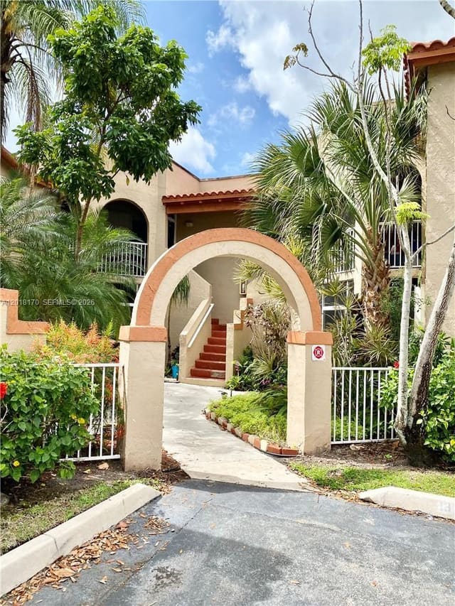 365 SW 86th Avenue 203, Windmill Lakes, Pembroke Pines, FL