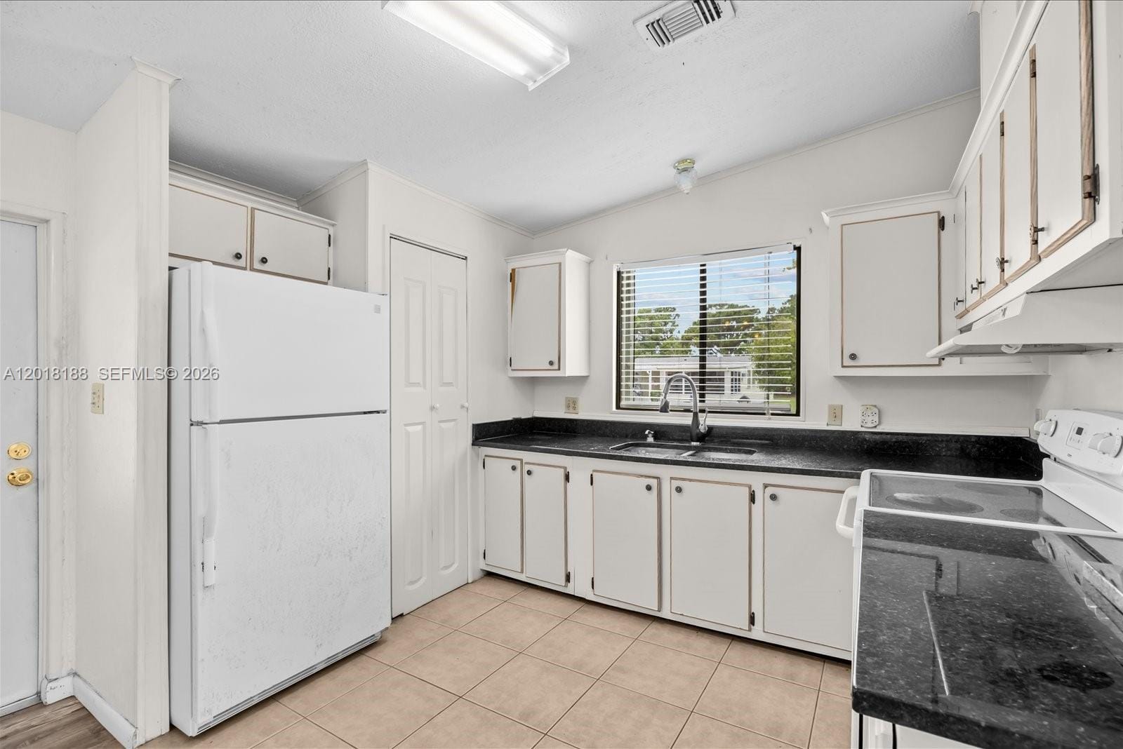 8208 W Bitterbush Lane, Port St. Lucie, FL 34952 photo 9