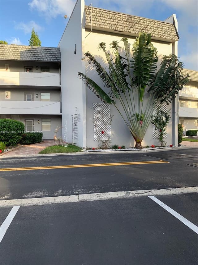7797 Golf Cir Drive 310, Margate, FL 33063