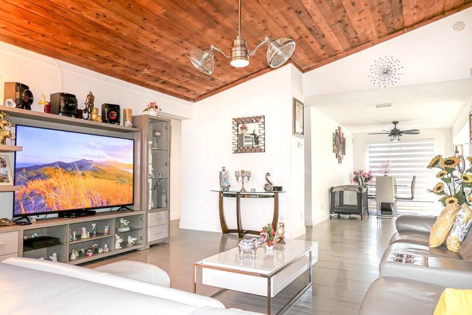 725 SW Hibiscus Street — photo 10