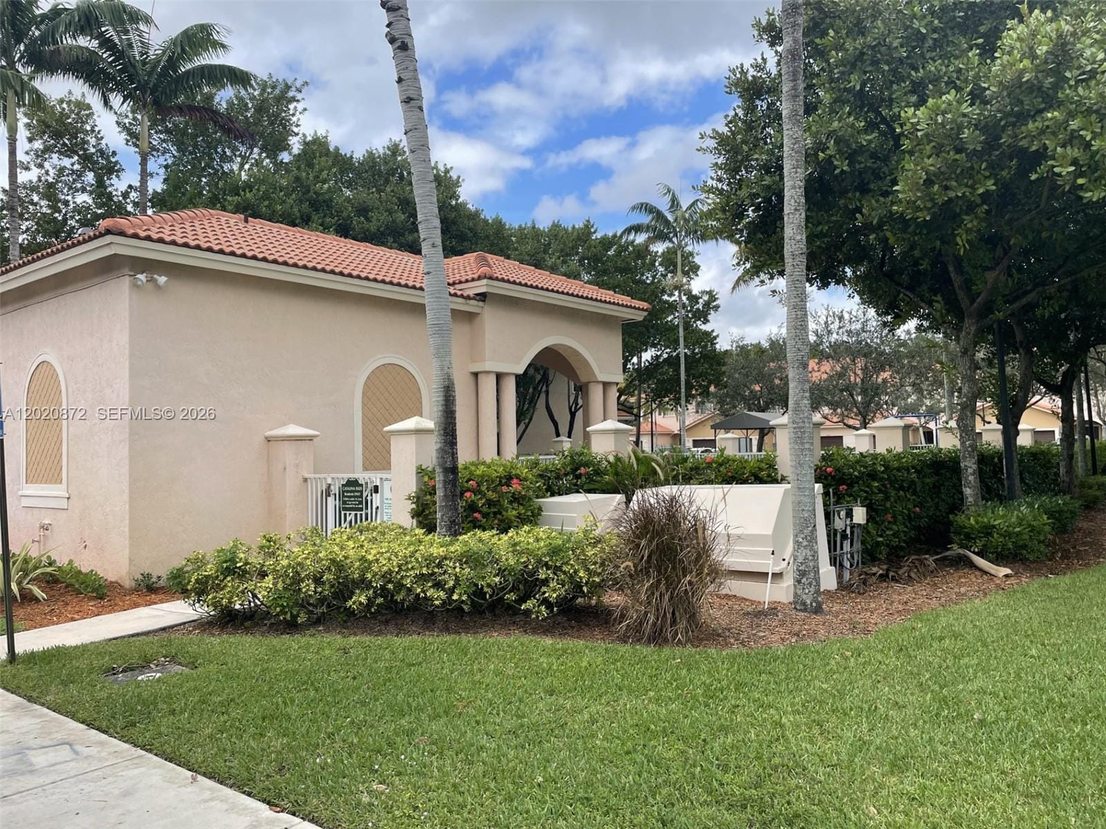 8835 S Isles Circle — photo 2