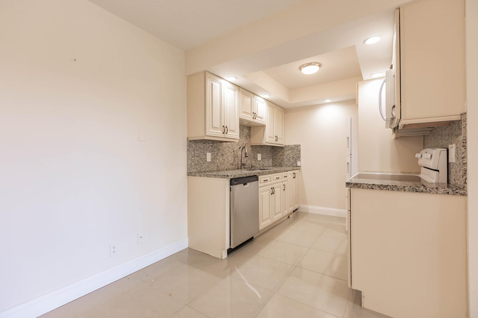 4302 Martinique Circle H3 — photo 2