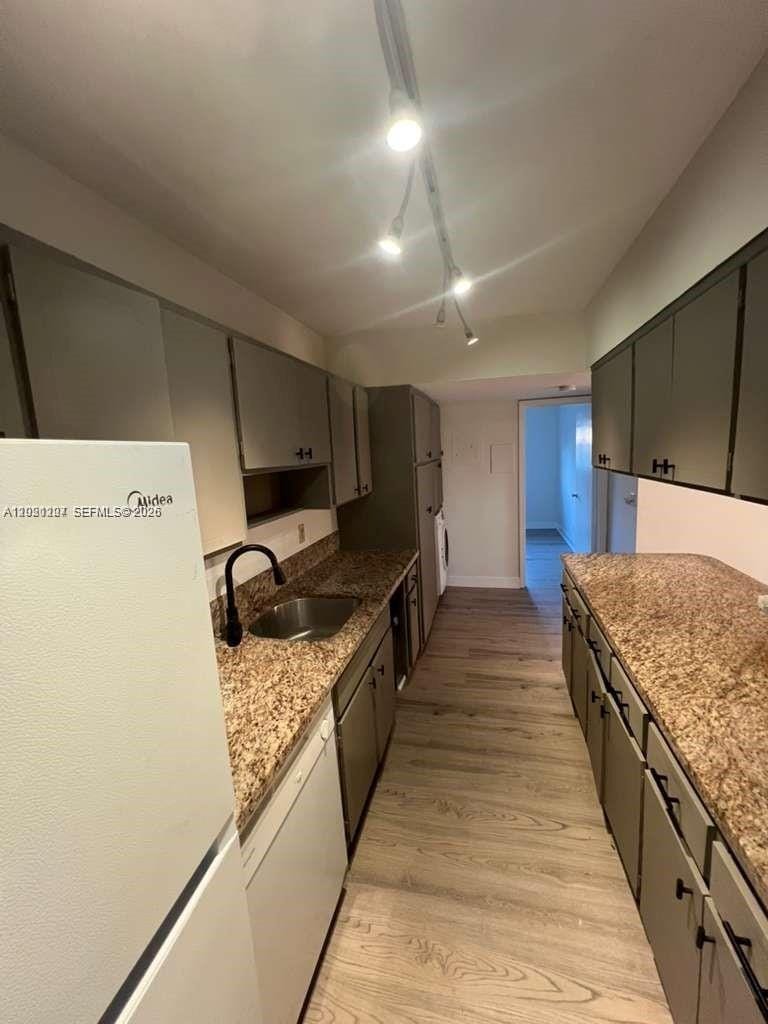 1100 NE 9th Avenue 305 — photo 11