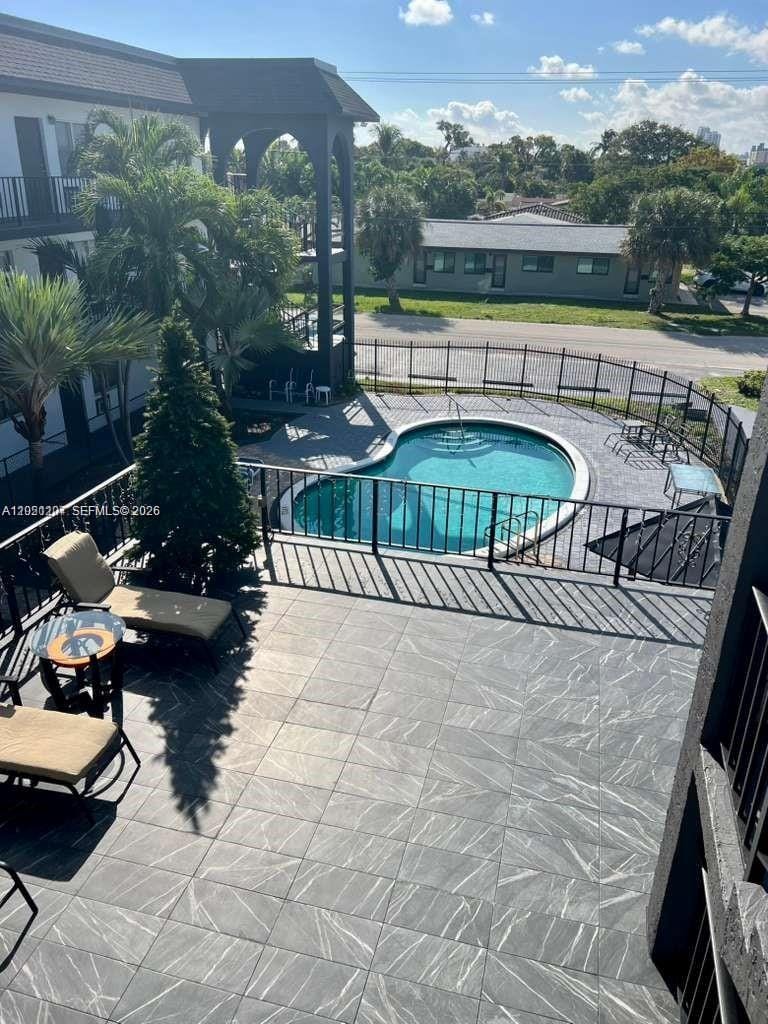 1100 NE 9th Avenue 305 — photo 3