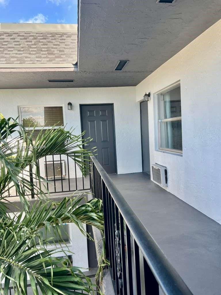 1100 NE 9th Avenue 305 — photo 4