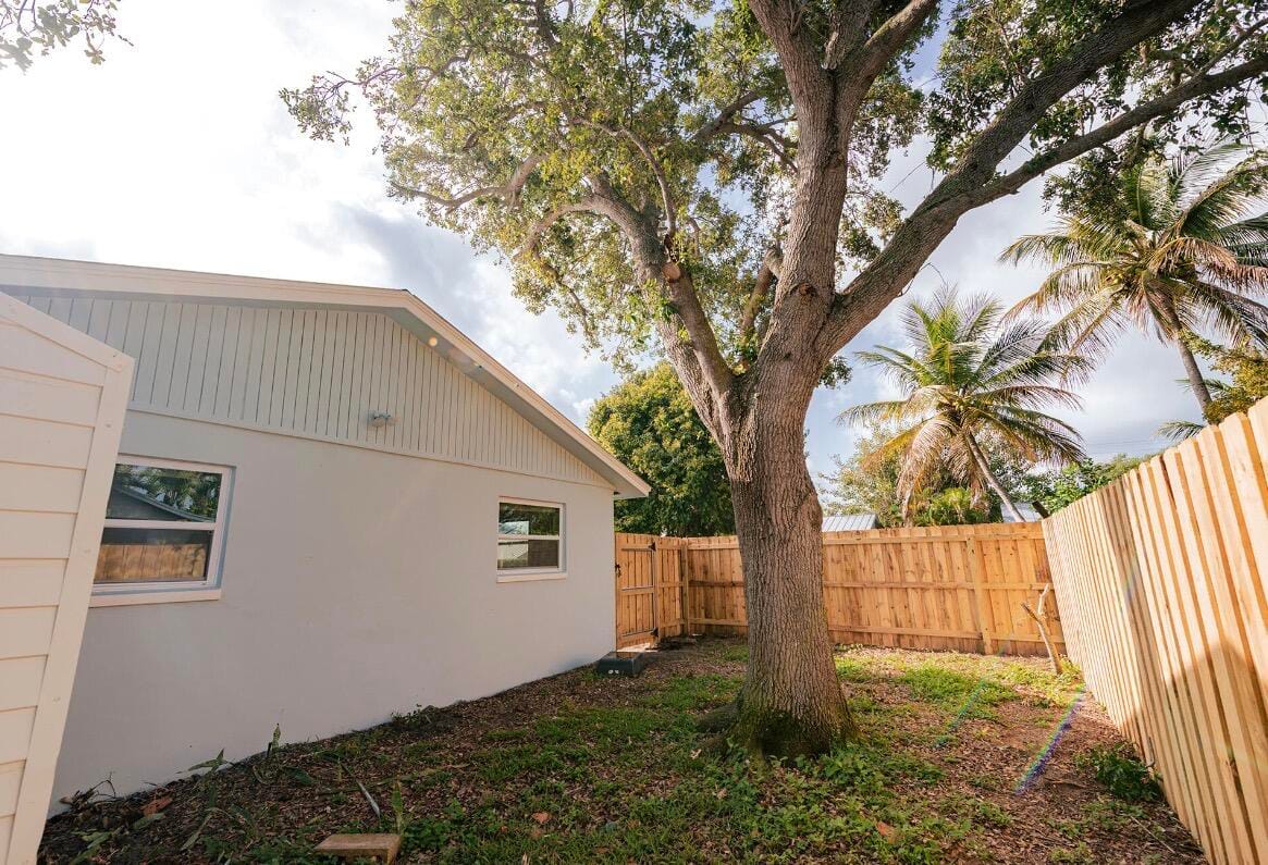 1867 Windsor Drive — photo 11