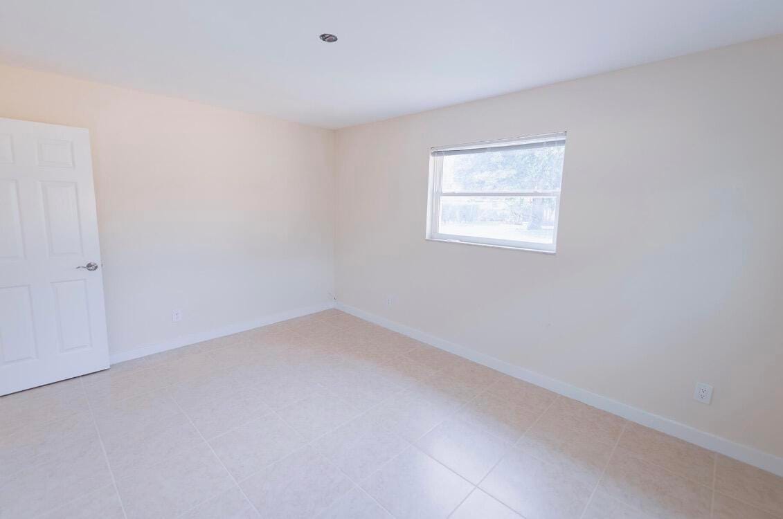 1867 Windsor Drive — photo 8