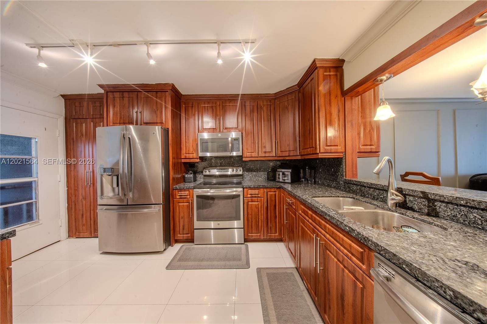 1660 NE 191st Street 410-1, Miami, FL 33179 photo 2