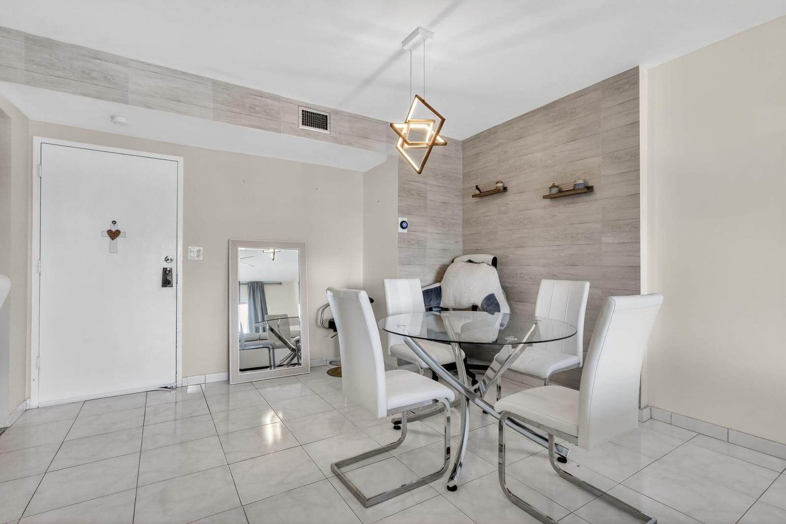 4330 Hillcrest Drive 302 — photo 2
