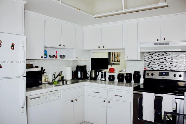 18555 NE 14th Avenue 702A, Sixth Moorings, Miami, FL