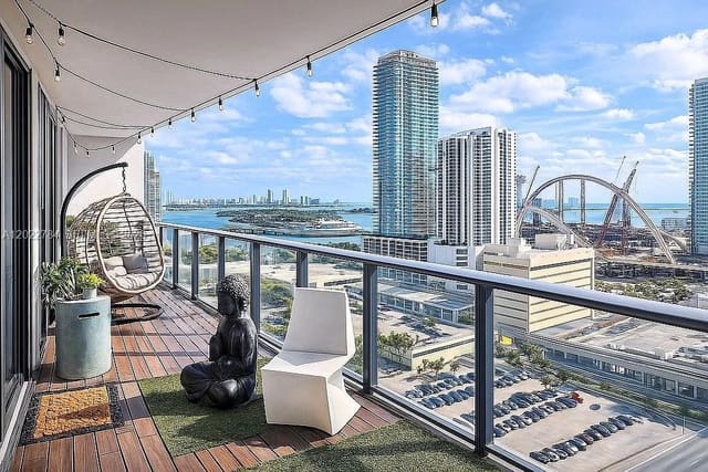 1600 NE 1st Avenue 2009, Canvas, Miami, FL