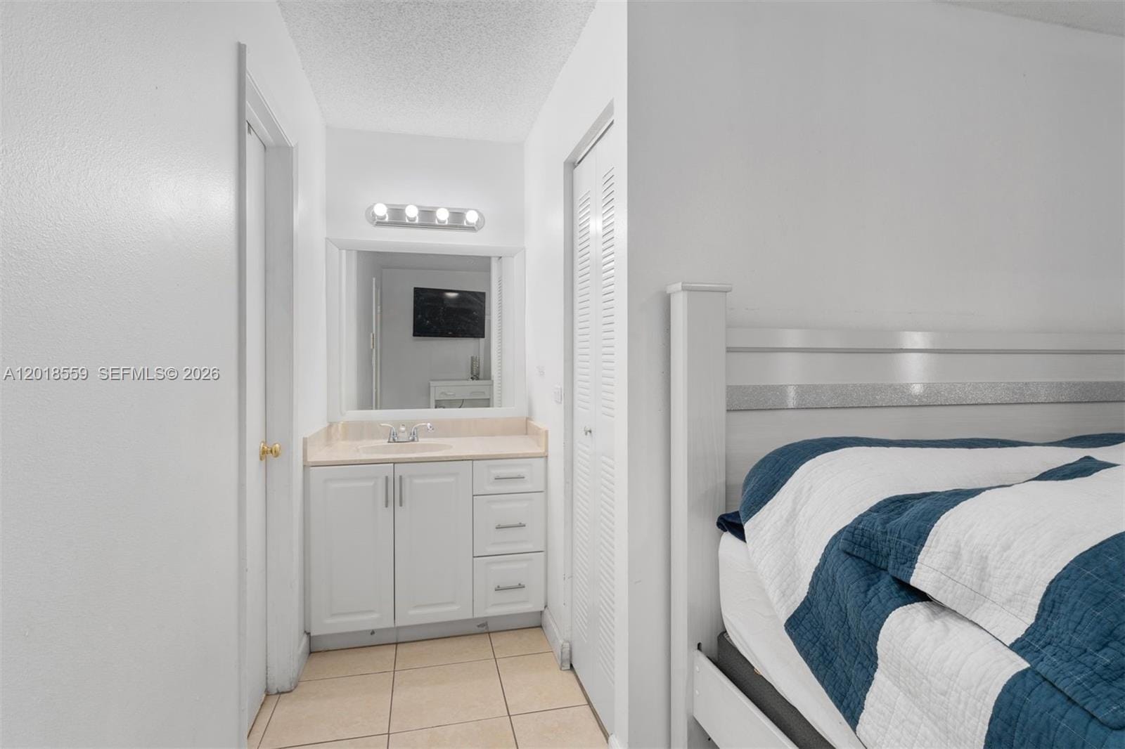 1950 W 54th Street 406 — photo 7