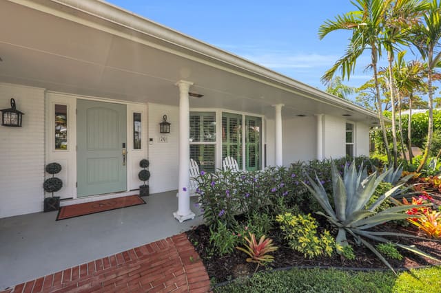 20 Bunker Place, sold in Tequesta Country Club, Tequesta, FL