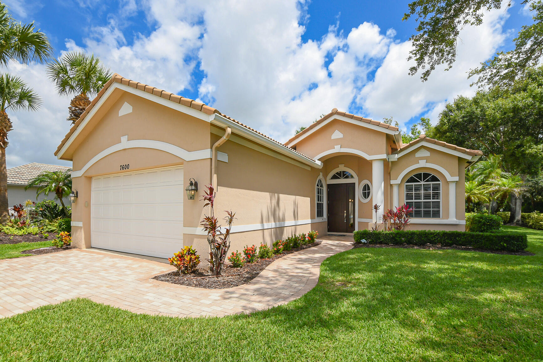 7600 Greenbrier Circle — photo 5