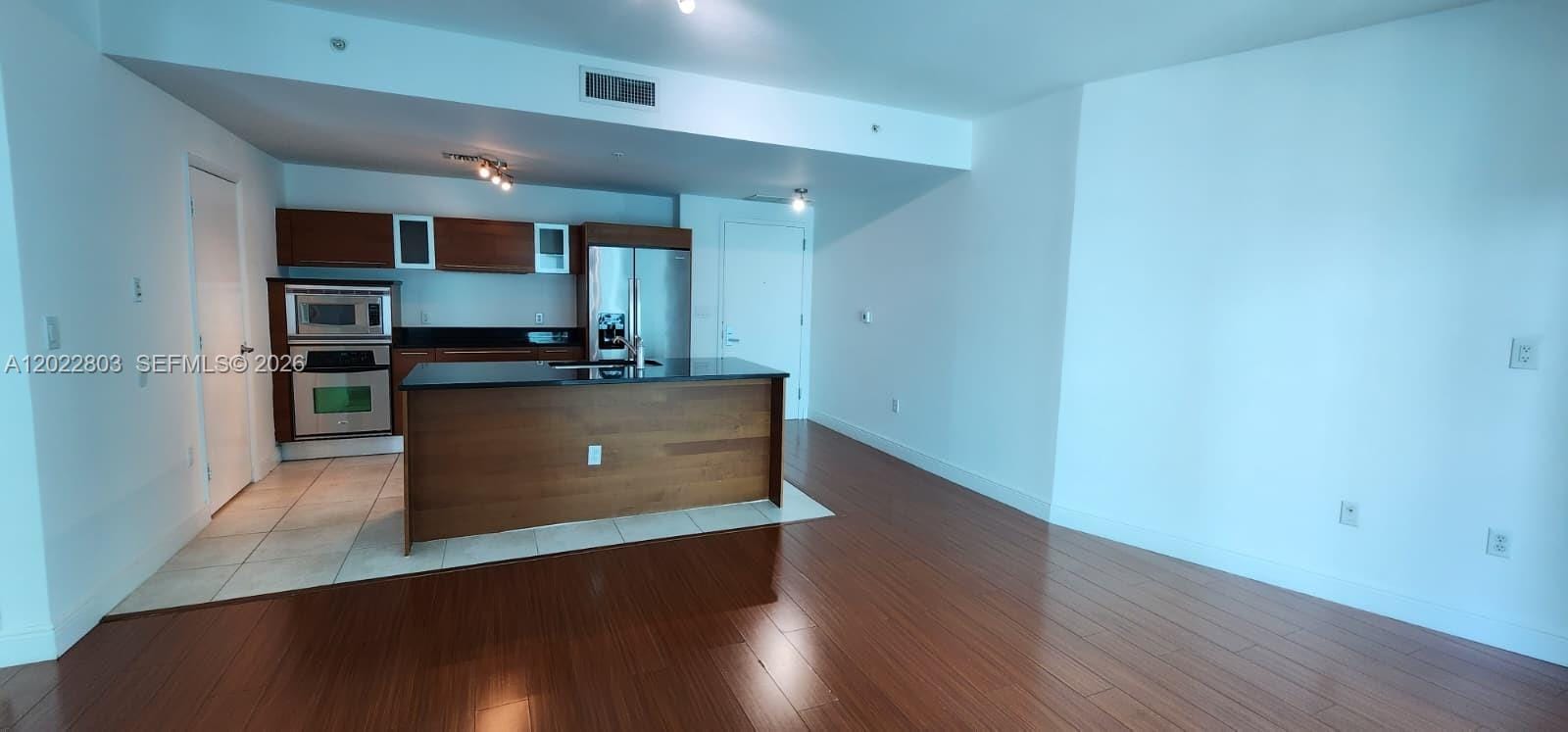 1900 N Bayshore Drive 3717 — photo 2