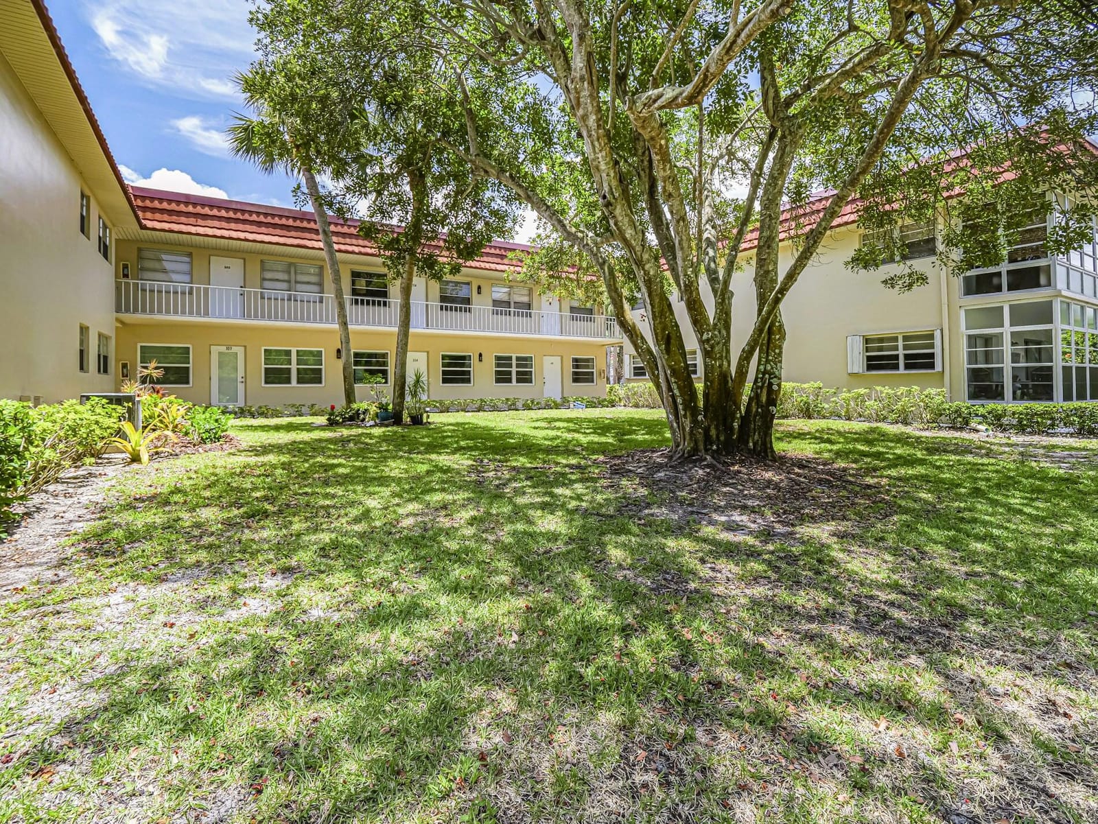 109 Spring Lake Court 105, Vero Beach, FL 32962 photo 2