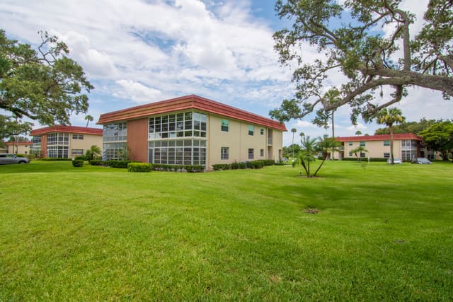 61 Woodland Drive 106, Vista Royale, Vero Beach, FL