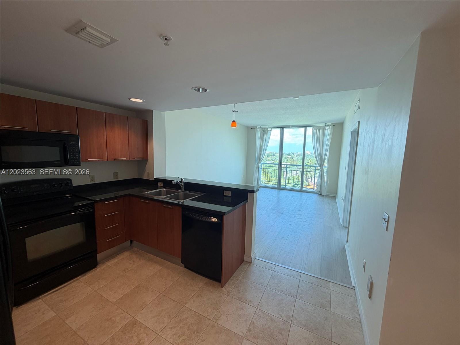 2021 SW 3rd Avenue 902 — photo 2