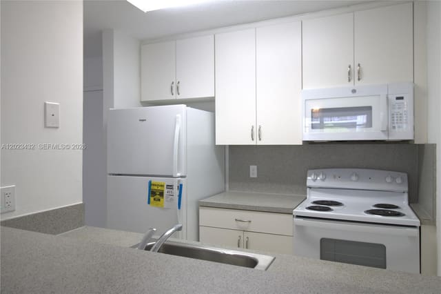 1225 NE 124th Street 32B, North Miami, FL 33161