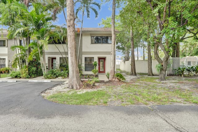 3080 S Oakland Forest Drive 101, sold in Pines West, Oakland Park, FL