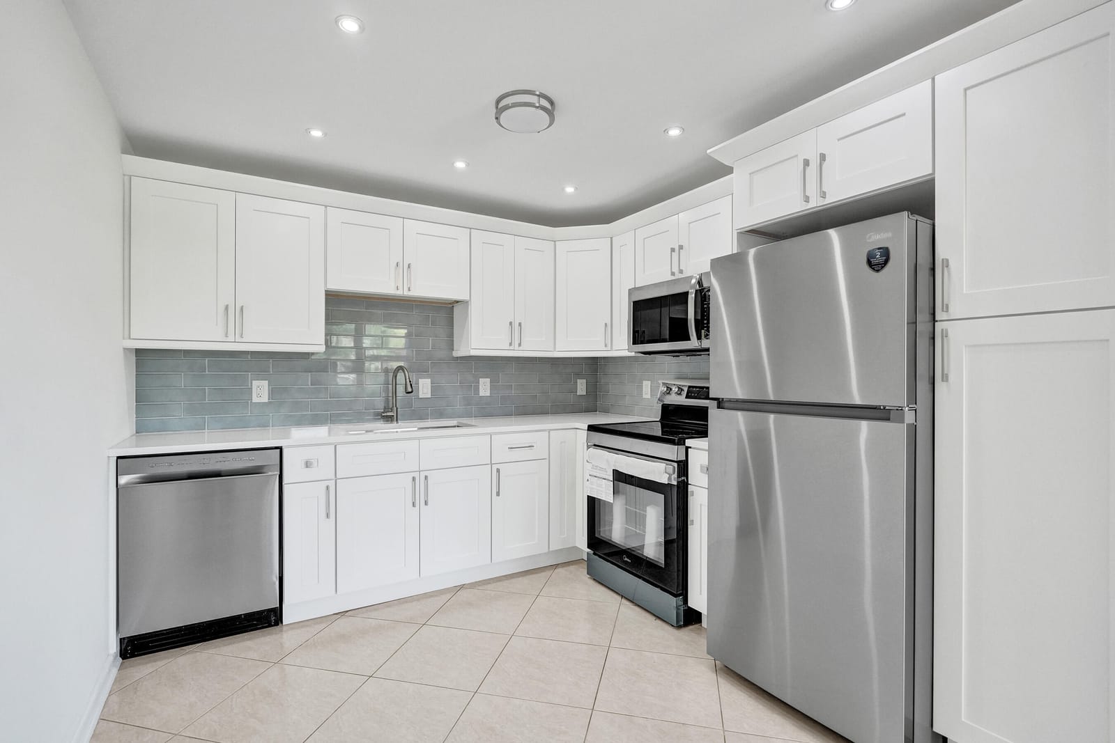 1112 Oakridge 1112 — photo 3