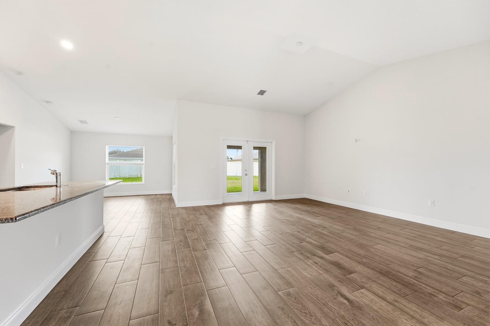 1692 SW Alvaton Avenue — photo 7